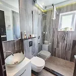 Lavilla - Two Bedroom With Balcony And Sea View Uti Daire Mlini