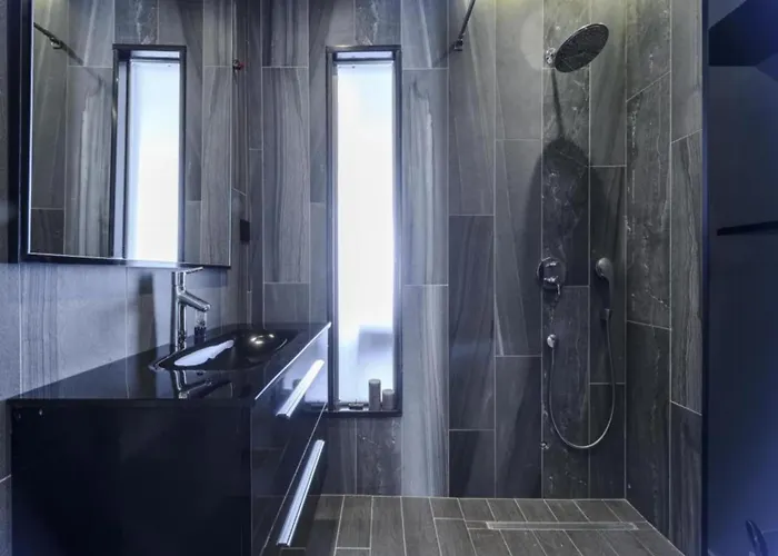 Lavilla - Two Bedroom With Balcony And Sea View Uti