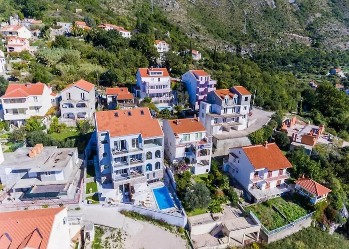 Lavilla - Two Bedroom With Balcony And Sea View Uti Apartment