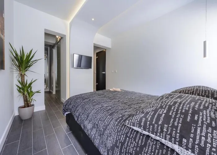 Lavilla - Two Bedroom With Balcony And Sea View Uti Apartment *