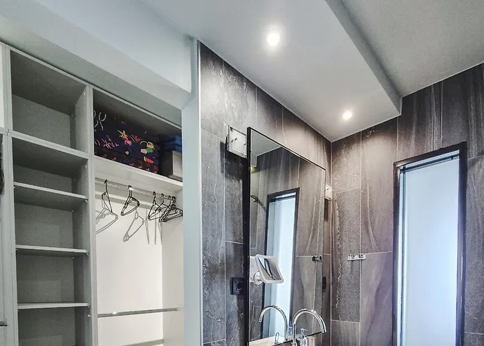 Lavilla - Two Bedroom With Balcony And Sea View Uti 아파트 믈리니